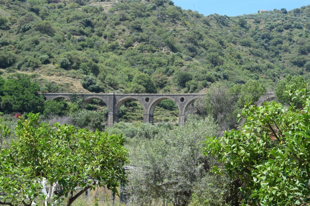 ホテル La Porta Delle Gole Motta Camastra エクステリア 写真